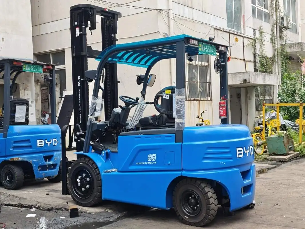 比亚迪堆垛式 AGV 仓储自动堆垛取货