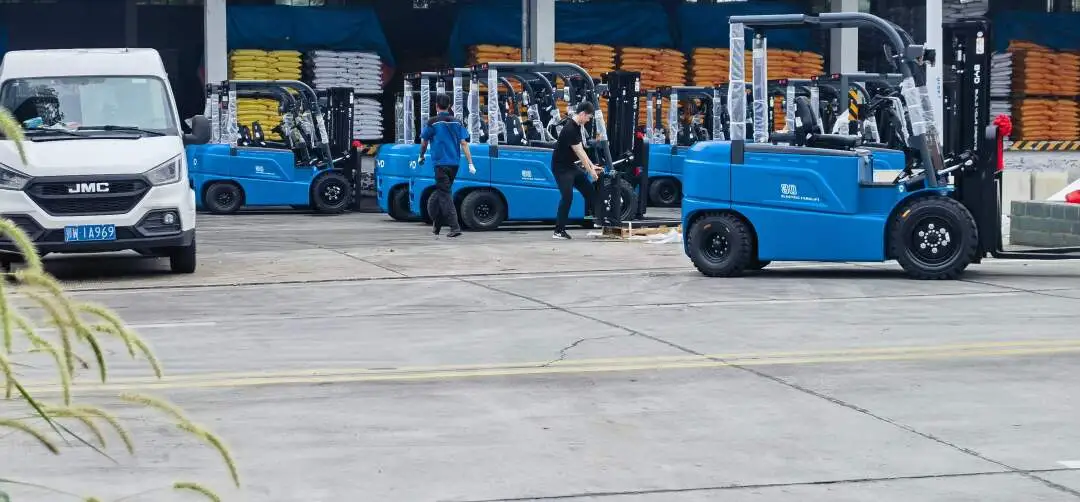 租赁叉车可选属具 侧移器调距叉加装(图1)